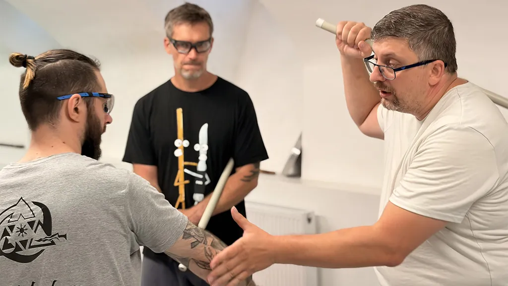 elnőtt, csoportos eskrima edzések