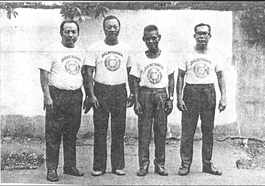 A képen látható az eredeti Balintawak klub négy tagja, balról jobbra: Atty. Jose Villasin, Johnny Chiuten, az alapító Venancio Bacon, és Teofelo Velez.